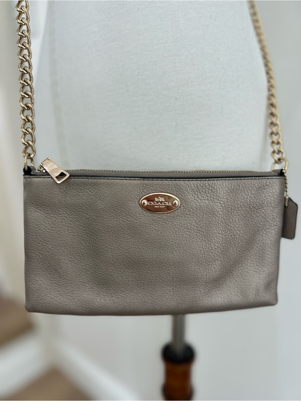 COACH Quinn Gray Leather Chain Strap Zipper Closure Crossbody Bag Quiet Luxury